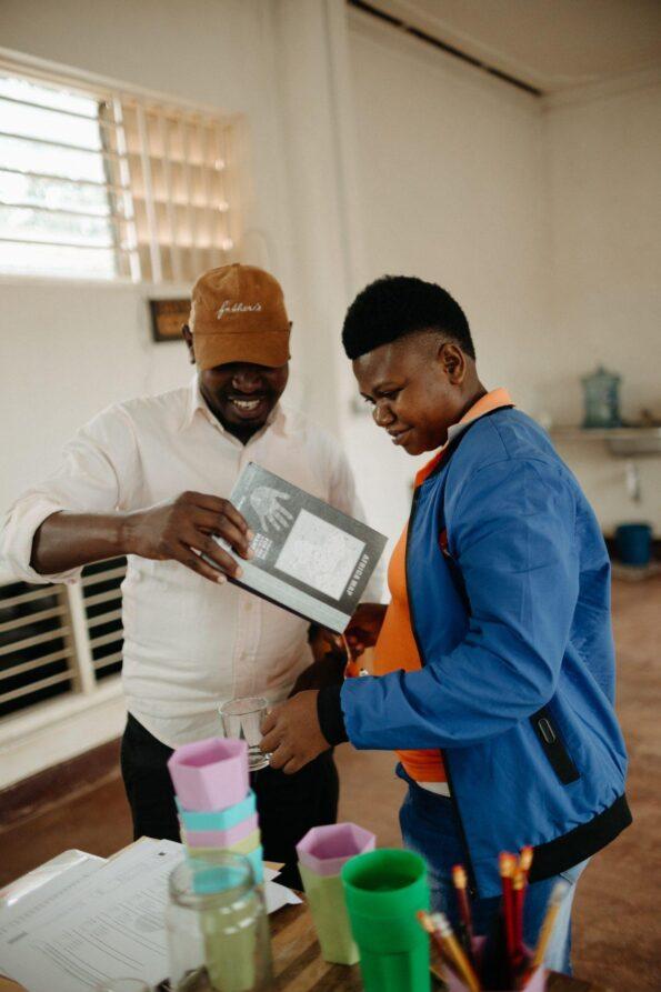 Farmáři při cuppingu